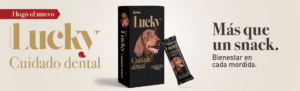 Una fotografía del empaque original de Lucky Cuidado Dental acompañado de un perro sonriente y una barra del snack en primer plano