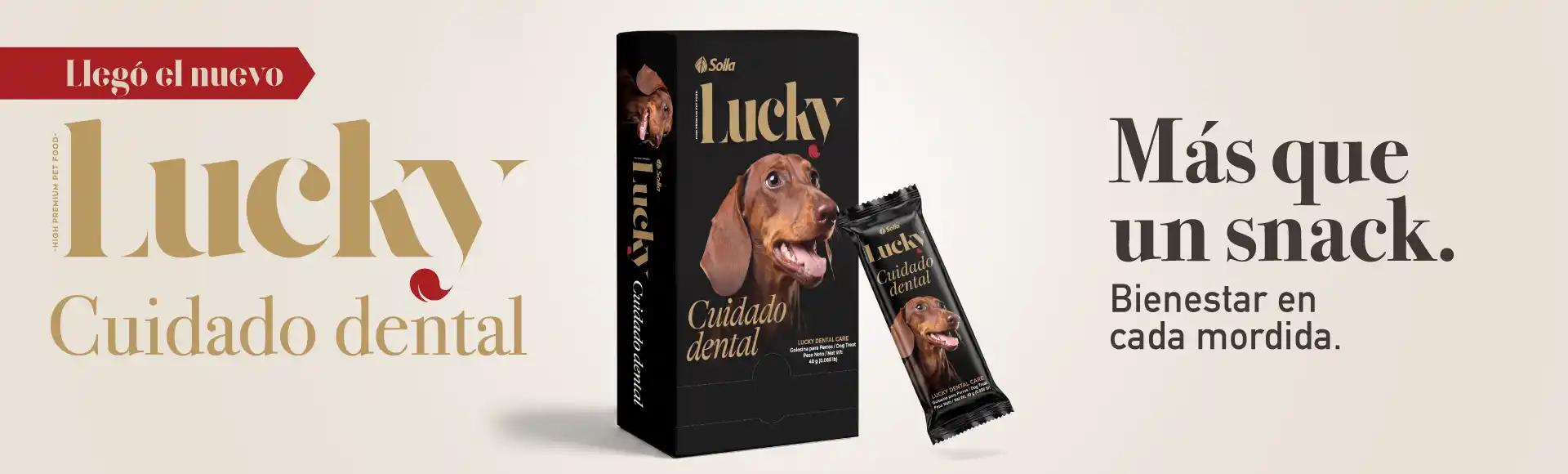 Una fotografía del empaque original de Lucky Cuidado Dental acompañado de un perro sonriente y una barra del snack en primer plano